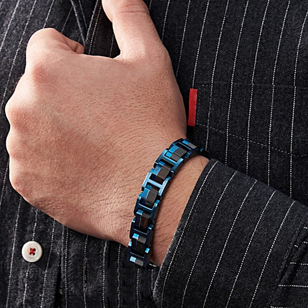 Holzwerk WEITSEE Armband aus Ebonyholz und Edelstahl in Blau und Dunkelbraun am Handgelenk getragen