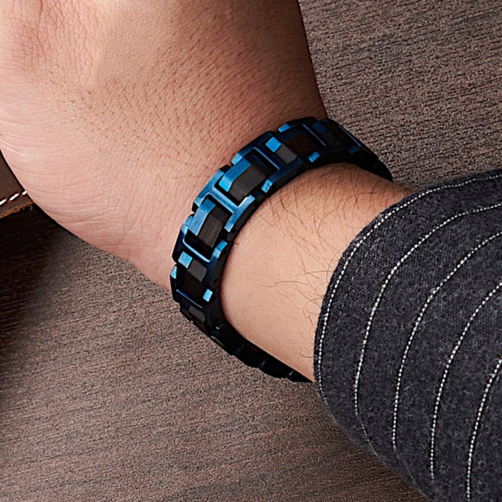 Lifestyle Foto des Holzwerk WEITSEE Armbands aus Ebonyholz und Edelstahl in Blau und Dunkelbraun am Handgelenk getragen