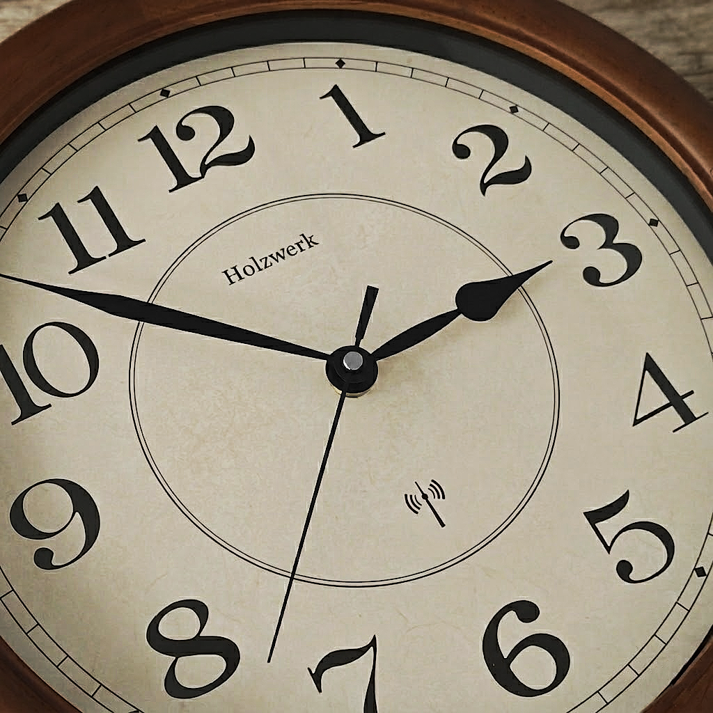 Holzwerk WITTENBURG (FUNK) 35 cm robuste vintage Holz-Funk Wanduhr aus Vollholz in Beige und Braun, Detailansicht des Ziffernblatts