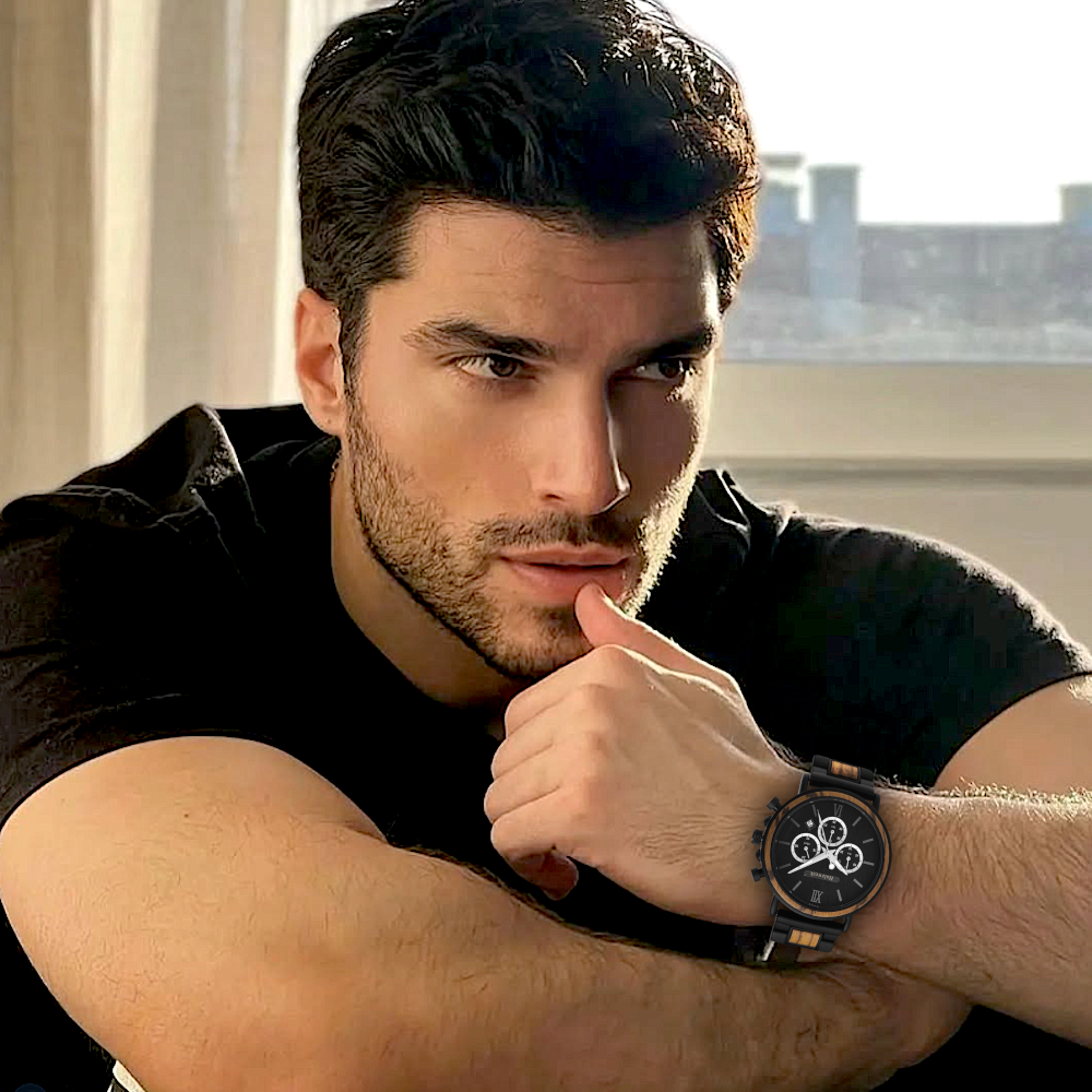 Lifestyle Foto der Holzwerk KERPEN Chronographen-Uhr aus Holz mit drei Chronographen und Datumsanzeige am Handgelenk getragen